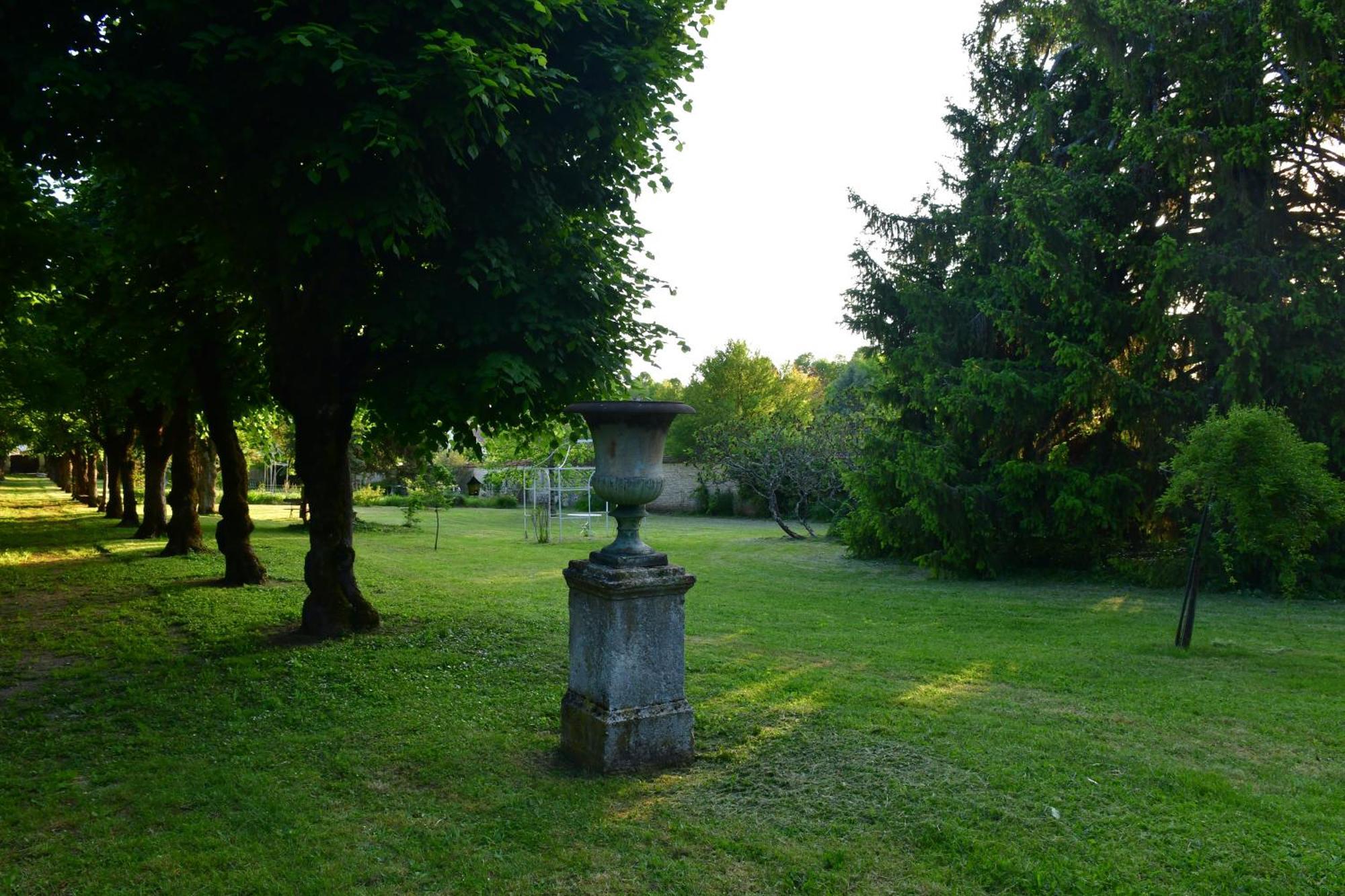 Le Val Clos, Appartement Dans Une Maison De Maitre 19E Tanlay Exterior foto